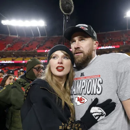 تايلور سويفت مع ترافيس كيلسي في ملعب أروهيد في كانساس سيتي بولاية ميسوري (Taylor Swift with Travis Kelce at Arrowhead Stadium in Kansas City, Missouri). مصدر الصورة: David Eulitt / GETTY IMAGES NORTH AMERICA / Getty Images via AFP