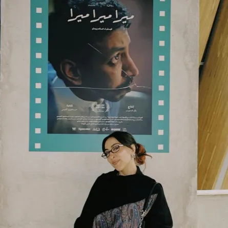 سارة طيبة  أمام بوستر فيلم ميرا ميرا ميرا- الصورة من حسابها على الانستغرام