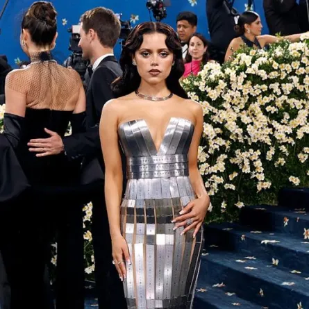 جينا أورتيغا Jenna Ortega في حفل ميت غالا 2025 –مصدر الصورة: Photo by Taylor Hill/Getty Images