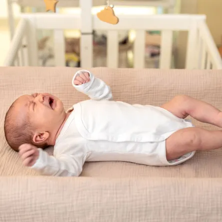 صورة لمولود يبكي في سريره