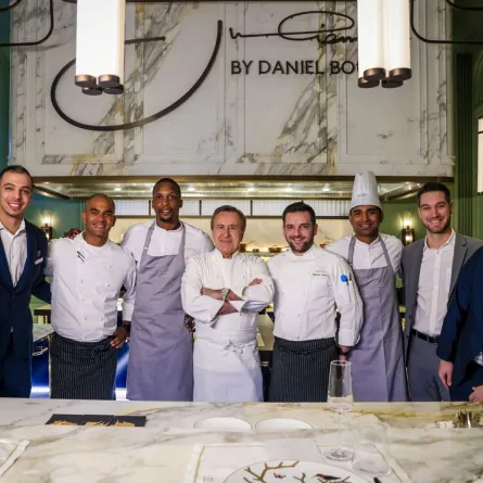 مطعم جوليان بإدارة الشيف دانيال بولود