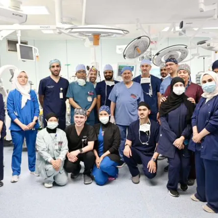 الفريق الطبي والجراحي السعودي التابع للبرنامج السعودي للتوائم الملتصقة . الصورة من الحساب الرسمي لمركز الملك سلمان للإغاثة على منصة x