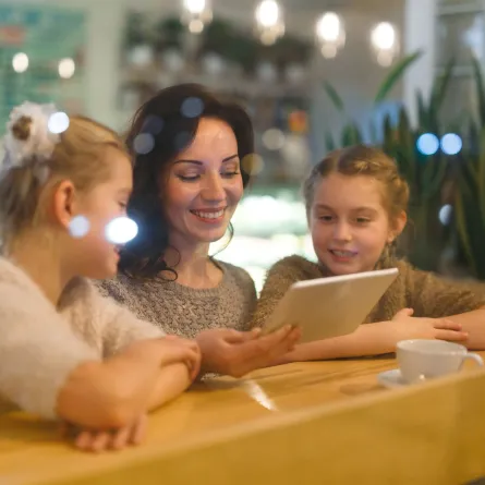 صورة ام تقرأ لأطفالها