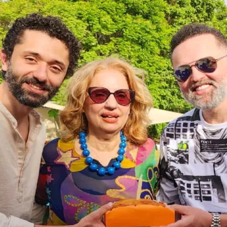محمود وكريم محمود عبد العزيز ووالدتهما - الصورة من حساب الفنان محمد محمود عبد العزيز بإنستغرام