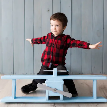 صورة لطفل يلعب في عمر الثالثة