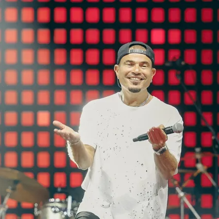 عمرو دياب من حفل دولة الكويت - الصورة من حسابه على انستغرام