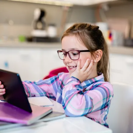 صورة لطفلة أمام الجهاز اللوحي