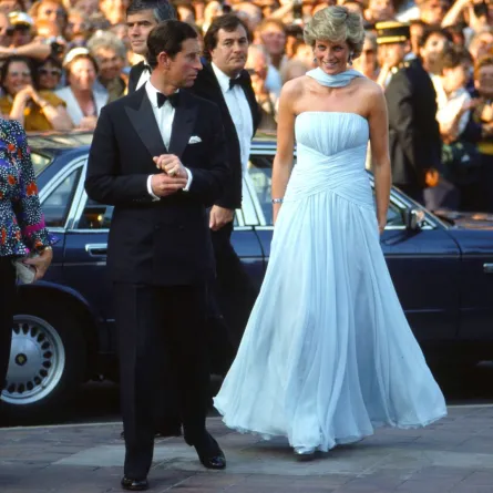الأمير تشارلز والأميرة ديانا يصلان إلى مهرجان كان السينمائي (Prince Charles And Princess Diana Arriving At The Cannes Film Festival). مصدر الصورة: Tim Graham Photo Library via Getty Images