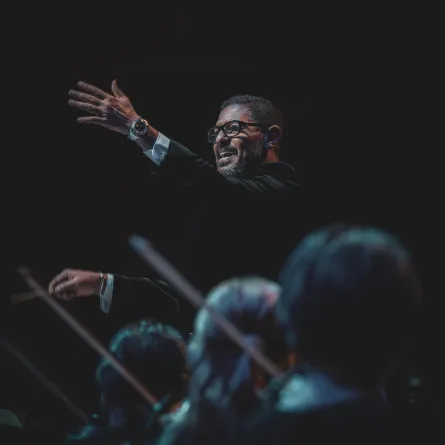 هاني فرحات يقود الأوركسترا السعودي- الصورة من المكتب الصحفي للمايسترو هاني فرحات