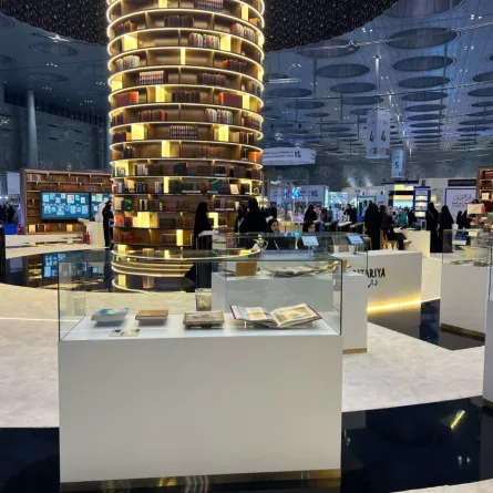 مخطوطات نادرة في معرض الدوحة للكتاب. الصورة من وكالة الأنباء القطرية