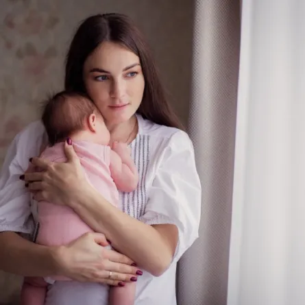 صورة لام تحتضن طفلها 