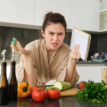 سيدة تتجنّب الاخطاء الشائعة في التغذية الصحية