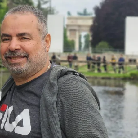 فنان شهير يكشف معاناته مع إصابة ابنته بالسرطان