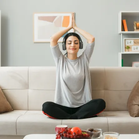 سيدة تقلّل من الضغط النفسي لحماية صحتها