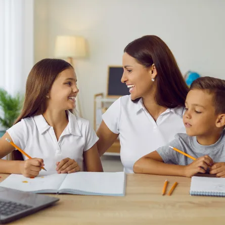 صورة لأم مع أطفالها