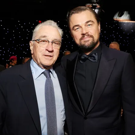 روبرت دي نيرو وليوناردو دي كابريو في حفل توزيع جوائز اختيار النقاد السنوي التاسع والعشرين في باركر هانجر في سانتا مونيكا، كاليفورنيا (Robert De Niro and Leonardo DiCaprio at the 29th Annual Critics Choice Awards at Barker Hangar in Santa Monica, California). مصدر الصورة: Kevin Mazur/Getty Images for Critics Choice Association