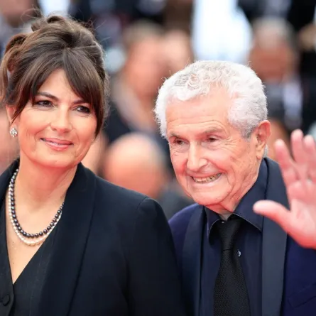 فاليري بيران والمخرج الفرنسي كلود لولوش في الدورة 78 من مهرجان كان السينمائي في كان، جنوب فرنسا (Valerie Perrin and French director Claude Lelouch at the 78th edition of the Cannes Film Festival in Cannes, southern France). مصدر الصورة: Valery HACHE / AFP