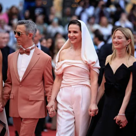 هالي بيري، جيريمي سترونج، جولييت بينوش، ألبا رورواشر وديودون حمادي في الدورة 78 من مهرجان كان السينمائي في كان، جنوب فرنسا (Halle Berry, Jeremy Strong, Juliette Binoche, Alba Rohrwacher and Dieudonne Hamadi at the 78th edition of the Cannes Film Festival in Cannes, southern France). مصدر الصورة: Valery HACHE / AFP