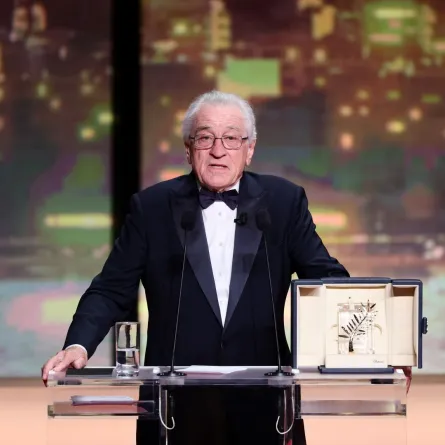 روبرت دي نيرو في مهرجان كان السينمائي السنوي الثامن والسبعين في قصر المهرجانات في كان، فرنسا (Robert De Niro at the 78th annual Cannes Film Festival at the Palais de Festival in Cannes, France). مصدر الصورة: Andreas Rentz/Getty Images