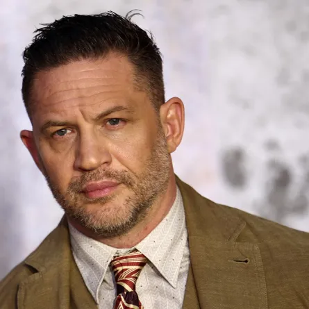 توم هاردي يلتقط صورةً عند وصوله لحضور العرض العالمي الأول لفيلم "هافوك" (Tom Hardy poses upon arrival for the World Premiere  "Havoc")- مصدر الصورة: HENRY NICHOLLS / AFP