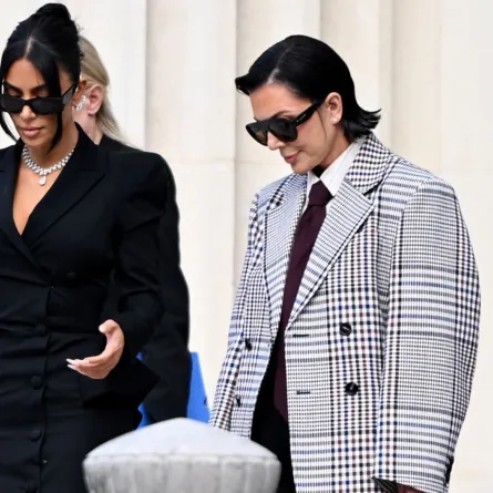 كيم كارداشيان مع والدتها كريس جينر في باريس (Kim Kardashian with her mother Kris Jenner in Paris). مصدر الصورة: LEO VIGNAL / AFP