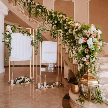 استخدام الأزهار الطبيعية في تزيين ديكور حفل الزفاف