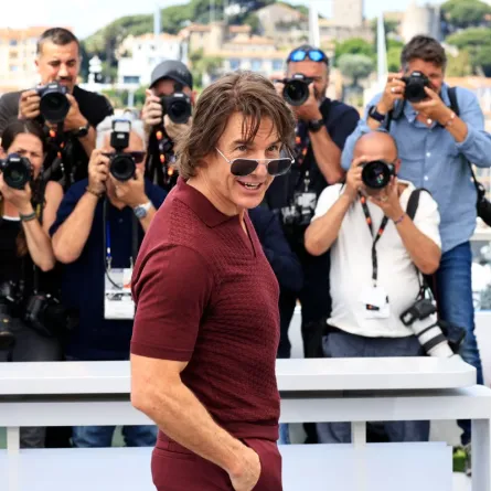 توم كروز في قصر المهرجانات بمدينة كان الفرنسية (tom cruise at the Palais de Festival in Cannes, France). مصدر الصورة: Valery HACHE / AFP