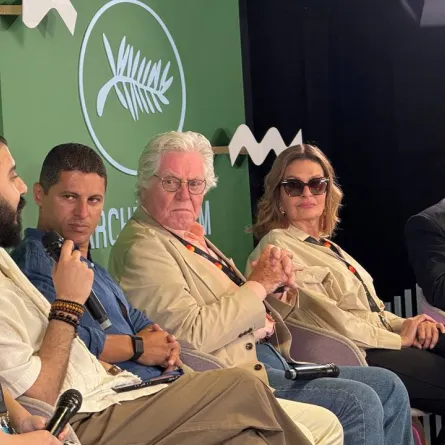 حسين فهمي ويسرا والمشاركون في جلسة مصر دولة النجاحات الساحقة في العالم العربي- تصوير- معتز الشافعي