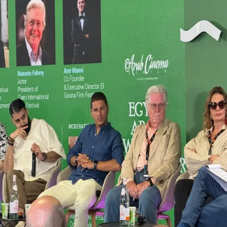 حسين فهمي ويسرا والمشاركون في جلسة مصر دولة النجاحات الساحقة في العالم العربي- تصوير- معتز الشافعي