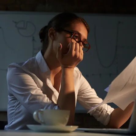 موظفة تواجه قرار ظالم بصمت