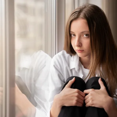 صورة لمراهقة منعزلة تشعر بالوحدة