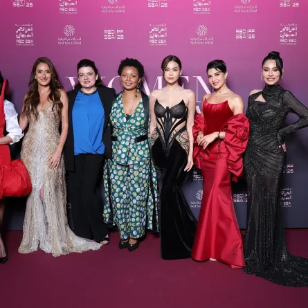 سارة طيبة وأمينة خليل وغايا جيجي ورونغانو نيوني وإنجفا واراها وجاكلين فيرنانديز وإلهام علي في حفل المرأة في السينما (مصدر الصورة:Daniele Venturelli/Getty Images for Red Sea Film Foundation)