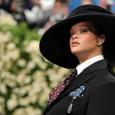 ريهانا في حفل ميت غالا 2025 - Rihanna attends the 2025 Met Gala Dia Dipasupil/Getty Images/AFP (Photo by Dia Dipasupil / GETTY IMAGES NORTH AMERICA / Getty Images via AFP)