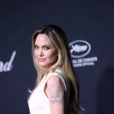 أنجلينا جولي في حفل جوائز شوبارد في كان، فرنسا (Angelina Jolie at the Chopard Trophy in Cannes, France). مصدر الصورة: Pascal Le Segretain/Getty Images