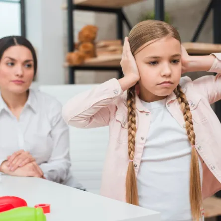 صورة تعبر عن ردة فعل الابنة مقابل إجبار الأم وتهديدها