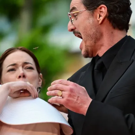 بيدرو باسكال وإيما ستون في الدورة 78 من مهرجان كان السينمائي في كان، جنوب فرنسا (Pedro Pascal and Emma Stone at the 78th edition of the Cannes Film Festival in Cannes, southern France). مصدر الصورة: Miguel MEDINA / AFP