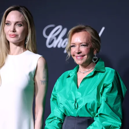 أنجلينا جولي وكارولين شوفوليه في حفل توزيع جائزة كأس شوبارد 2025 (مصدر الصورة: Pascal Le Segretain/Getty Images)