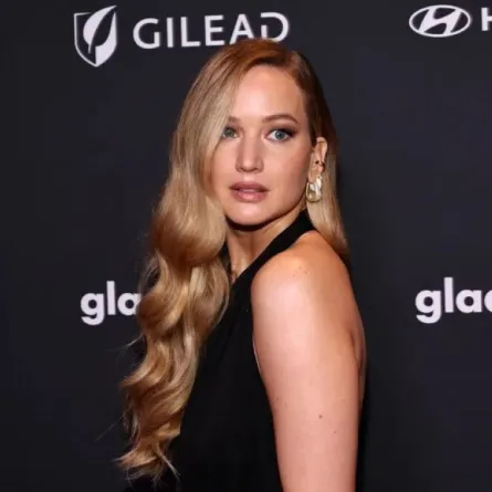 جينيفر لورانس حفل توزيع جوائز GLAAD الإعلامية السنوي الخامس والثلاثين 2024، في نيويورك ( Jennifer Lawrence at the 35th Annual GLAAD Media Awards, 2024, in New York ). مصدر الصورة: Jamie McCarthy / GETTY IMAGES NORTH AMERICA / Getty Images via AFP