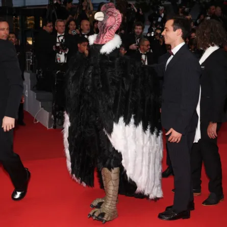 هوغو ديفيد يلتقط صورة مع ضيف يرتدي زي ديك رومي في الدورة 78 من مهرجان كان السينمائي في كان، جنوب فرنسا (Hugo David poses with a guest dressed as turkey at the 78th edition of the Cannes Film Festival in Cannes, southern France). مصدر الصورة: Valery HACHE / AFP