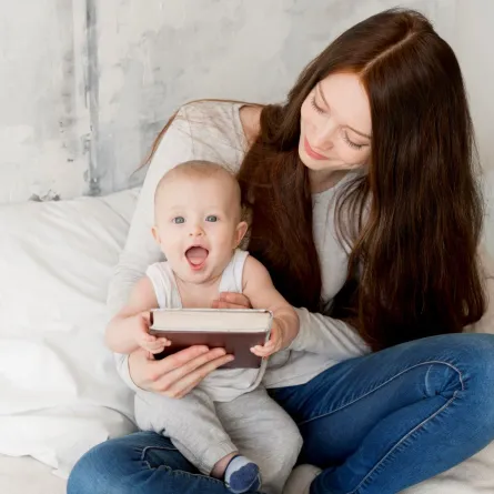 صورة لرضيع يتعلم النطق