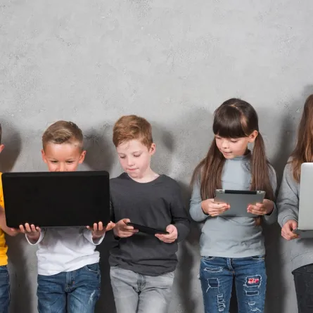 صورة لأطفال منجذبين للشاشات