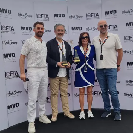 منتجي فيلم "شكرًا لأنك تحلم معنا" أثناء استلام الجوائز- الصورة من المركز الصحفي