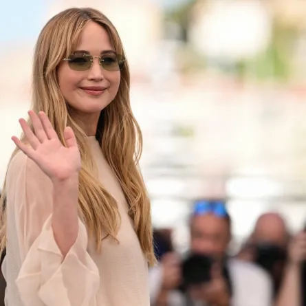 جينيفر لورانس في الدورة 78 من مهرجان كان السينمائي في كان جنوب فرنسا (Jennifer Lawrence at the 78th edition of the Cannes Film Festival in Cannes, southern France). مصدر الصورة: Miguel Medina / AFP