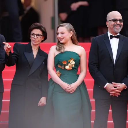 ويس أندرسون، وزيرة الثقافة الفرنسية رشيدة داتي، ميا ثريبلتون، جيفري رايت وبينديكت كومبرباتش في الدورة 78 من مهرجان كان السينمائي في كان، جنوب فرنسا (Wes Anderson, French Culture Minister Rachida Dati, Mia Threapleton, Jeffrey Wright and Benedict Cumberbatch at the 78th edition of the Cannes Film Festival in Cannes, southern France). مصدر الصورة: Sameer AL-DOUMY / AFP