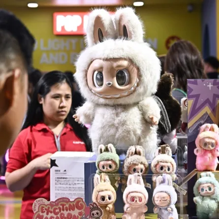 لعبة اللابوبو التي غزت الأسواق في بانكوك (مصدر الصورة: Lillian SUWANRUMPHA / AFP)