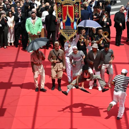 فرقة موسيقية تقدم عرضاً على السجادة الحمراء خلال عرض فيلم 