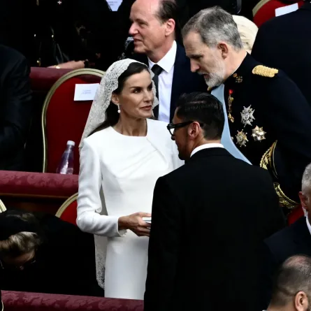 الملك فيليب السادس والملكة ليتيزيا في ساحة القديس بطرس في الفاتيكان (King Felipe VI and Queen Letizia in St Peter's square in The Vatican). مصدر الصورة: Filippo MONTEFORTE / AFP