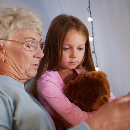 صورة للحفيدة والجدة تقرأ لها