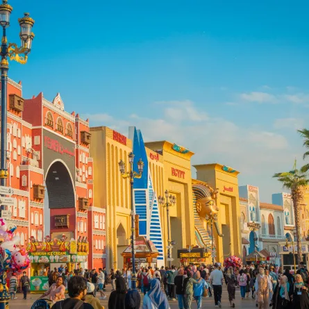 القرية العالمية في دبي. الصورة من مكتب دبي الإعلامي