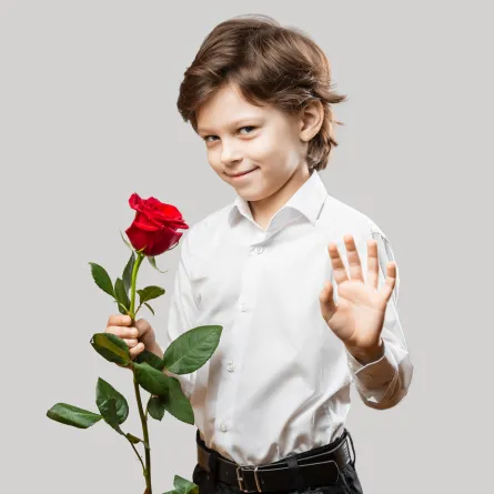 صورة طفل يحمل وردة 
